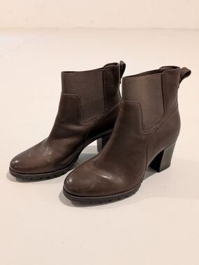 Clarks Classic Women's Brown Leather Ankle Boots - Stylish Block Heel